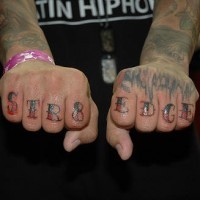 Tatuaje en la mano, frase str8 edge, dos colores