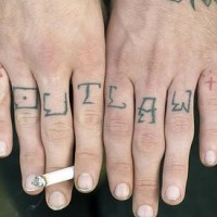Tatuaje en la mano, fuente delgada, proscrito, en los dedos