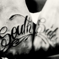 Tatuaje en la mano, escrito lado del sur, fuente preciosa