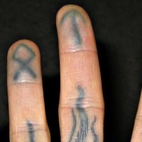 Tattoo von kleinen verschiedenartigen Zeichen und Symbolen an Fingern