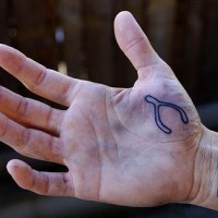 Tattoo von kleiner feiner Zange an der Handfläche