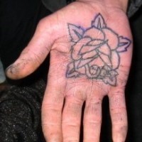 Nichtfarbiges Tattoo von üppiger Rose mit blättern an der Handfläche