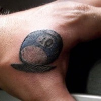 La palla di biliardo tatuata sulla mano