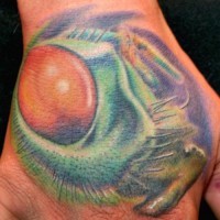 Tattoo von Fliege mit großem orange Auge an der Hand