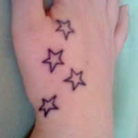 Tatuaje en la mano, cuatro estrellas similares, simples