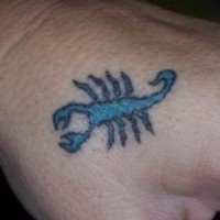 Tattoo von blauem kleinem gefährlichem Skorpion an der Hand