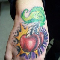 Tattoo von zwei saftigen stilisierten Kirschen an der Hand