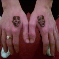 Tattoo von kleinen emotionalen Karnevalmasken an Händen