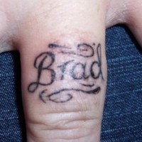 Tatuaje en el dedo, nombre brad, letra con rayas