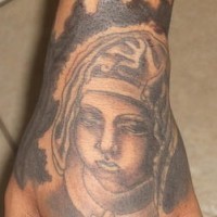 Tatuaje en la mano, monja con ojos cerrados