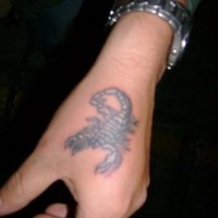 Tattoo von stilisiertem Skorpion mit Schatten in mittlerer Größe an der Hand