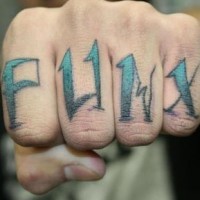 Tattoo von blauer stilisierter Inschrift mit scharfen Konturen an Fingern