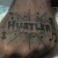 Tatuaje en la mano, estafador, líneas rectas, notas