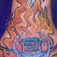 Buntes stilisiertes Tattoo von brennendem Zeichen  an der Hand