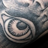 Tattoo von großem realistischem offenem Auge in Schwarz an der Hand