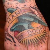 La main de déstin avec une hache bleue tatouage sur le bras