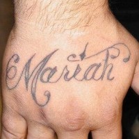 Tatuaje en la mano, nombre mariah, letra itálica