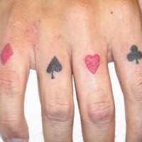 Tattoo von kleien Kartenzeichen  an der Hand neben Fingern