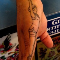 Tatuaggio sulla mano ginnasta che salta in alto