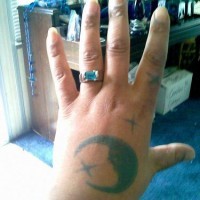Tattoo von feinem Mond und stilisierten Sternen an der Hand