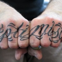 Tatuaje en la mano, optimista, letra cursiva