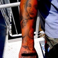 Tattoo von nachter verführerischer Frau, Rose und Namen an der Hand