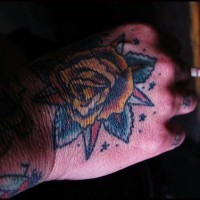Une jaune rose avec des belles feuilles tatouage sur la main