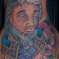 Tatuaggio colorato uomo con gli occhi chiusi e 