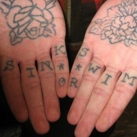 Tatuaje en la palma, flores, frase hundirse o nadar