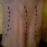 Tatuaggio curioso sul polso i tracciati
