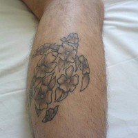 Tortue florale le tatouage sur la jambe
