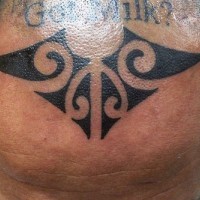 Tatuaggio nero sul fronte in stile tribale