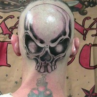 Tatuaggio sul occipite spaventoso teschio