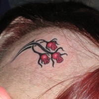 Tatuaggio delicato sulla testa tre piccoli bocci rossi