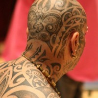 Spaventoso tatuaggio che copre tutto il corpo in stile tribale