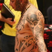 Tutto il corpo tatuato in stile tribale