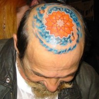 Il disegno in forma della kippah ( kippa/kipa) tatuato sulla testa