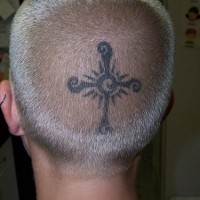 Design Tattoo von geschnörkeltem Kreuz in Schwarz auf dem Kopf