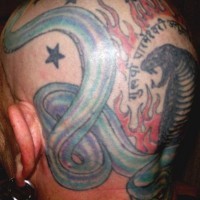 Tattoo von zischender Kobra in Flammen mit Text  auf dem Kopf