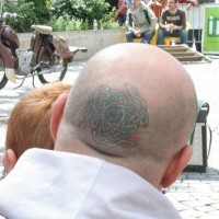 Kopf Tattoo mit rundem Objekt von Ketten und Auge