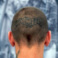 Une inscription bleue tatouage sur la tête
