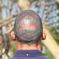 Tatuaggio sulla testa gli elementi della flora e le ali