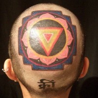 Kopf Tattoo, stilisierter Quadrat Figur des Dreieck, Kreis