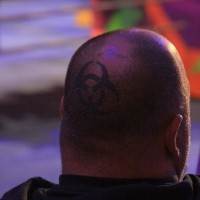 Kopf Tattoo mit vier schwarze gekreuzte Kreise