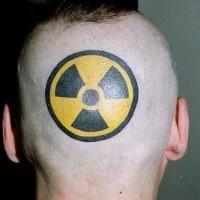 Tatuaje en la cabeza, signo de radiación, negro y amarillo