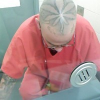 Tatuaje en la cabeza, hoja de marihuana, tonos grises