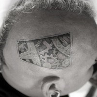 Une plate biomécanique tatouage sur la tête avec des roues différents