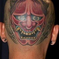 Furchtbarer, lächelnder, bissiger, rosa Monster Kopf Tattoo