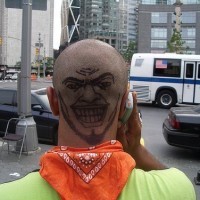 Tattoo von lachendem bösem Mann mit Bart auf dem Kopf