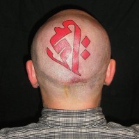 Großes Tattoo von buntem stilisiertem  Hieroglyphenzeichen in Rot auf dem Kopf